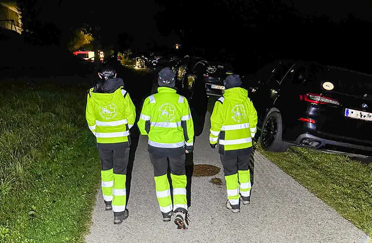 Einsatz in der Nacht: 3 RDA-Mitglieder warten auf Anweisungen der Einsatzleitung