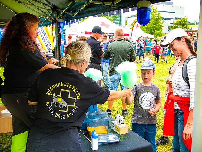 Resuce Dogs Austria beim Tag der Oö. Einsatzkräfte 2025: An unserem Stand gibt es auch Zuckerwatte.
