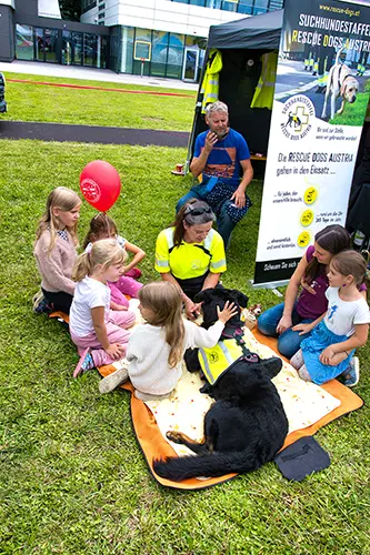 Resuce Dogs Austria beim Tag der Oö. Einsatzkräfte 2025 in Engerwitzdorf: Penny inmitten von interessierten Kindern