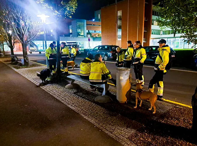 Einsatz in der Nacht: Das Team wartet auf Anweisungen der Einsatzleitung