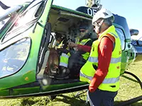 Eduard Bichler, Präsident von Eurinos, gibt den beiden Teams im Hubschrauber wertvolle Tipps.
