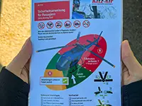 Merkblatt mit den Sicherheitsanweisungen für Passagiere.
