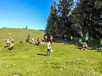 Die Mantrailer-Teams folgen aufmerksam den Ausführungen von Eduard Bichler, Präsident von Eurinos.